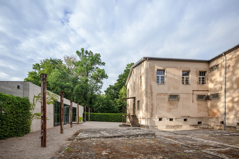 Gedenkstätteninnenhof mit Besucherzentrum und dem denkmalgeschützten Gefängnisgebäude Foto: Benjamin Maltry