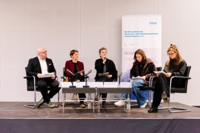 v. l. n. r. Mihail Groys, Stellvertreter des Zentralrats der Juden, Dr. Tanja Kinzel vom Bundesverband RIAS, Franziska Göpner vom Bildungszentrum Anne Frank, Deborah Hartmann, Leiterin der Gedenk- und Bildungsstätte Haus der Wannsee-Konferenz und Lara Myller von der Stiftung Brandenburgische Gedenkstätten/Netzwerk Zeitgeschichte. Fotocredits und Bildrechte Justus Lemm