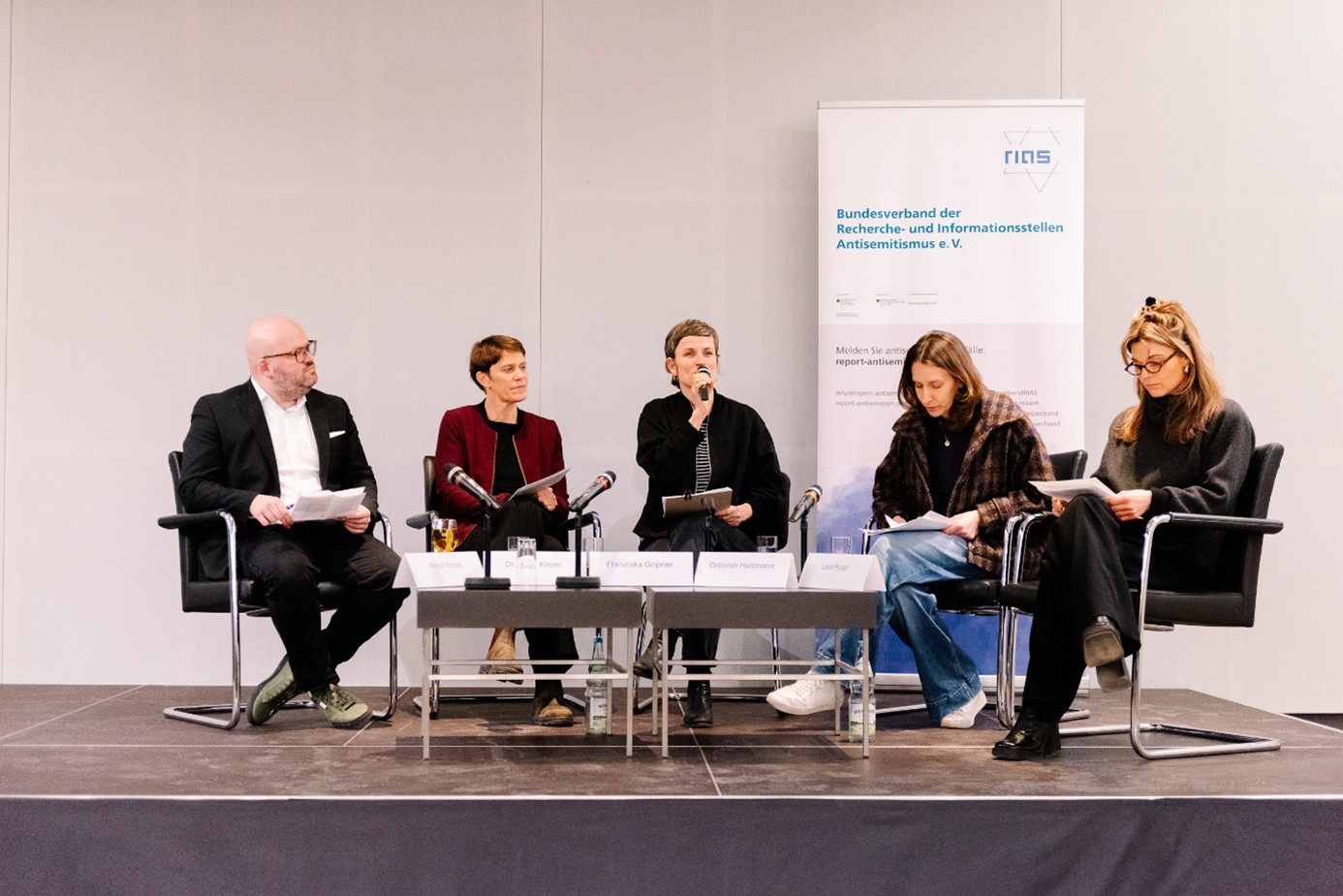 v. l. n. r. Mihail Groys, Stellvertreter des Zentralrats der Juden, Dr. Tanja Kinzel vom Bundesverband RIAS, Franziska Göpner vom Bildungszentrum Anne Frank, Deborah Hartmann, Leiterin der Gedenk- und Bildungsstätte Haus der Wannsee-Konferenz und Lara Myller von der Stiftung Brandenburgische Gedenkstätten/Netzwerk Zeitgeschichte. Fotocredits und Bildrechte Justus Lemm